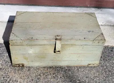 Antique wooden military trunk/weapons case. 27"×14.5"×11" Makes mention to transmitter coils on the...