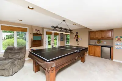 Kanata Lakes - spacious walkout basement for rent Looking for a co-op student or young single profes...