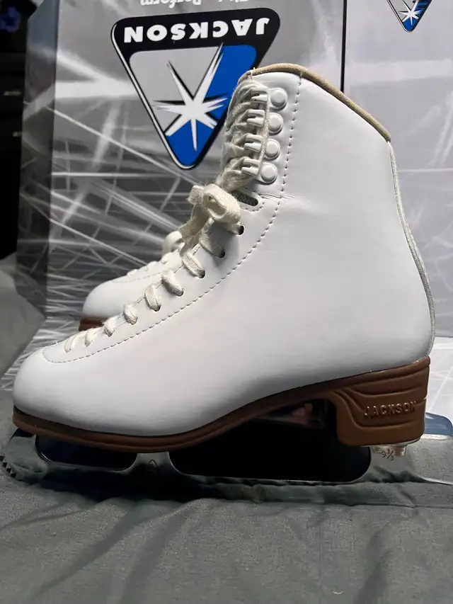 Jackson Artiste Figure skates size 5C in Skates & Blades in Gatineau - Image 4