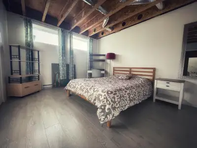 Endroit moderne, spacieux, lumineux et paisible. Espace comprenant une grande chambre (double garde-...