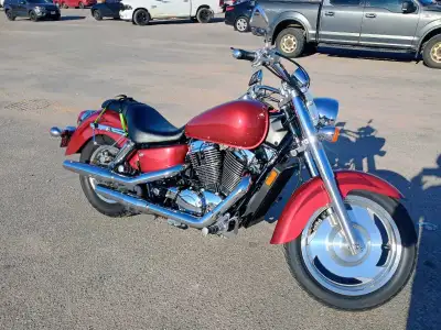 2000 Honda Shadow 1100cc Shaft drive Always stored in heated garage Never seen rain Runs and drives...