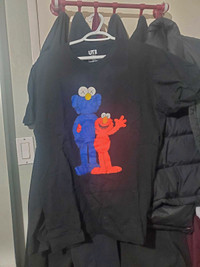 KAWS UNIQLO Elmo SESAME Street Tee Black Size Large streetwear