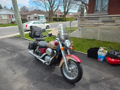 Honda Shadow American Classic Edition vintage 2000, Bourgogne et beige. Avec sacoche en cuir de luxe...