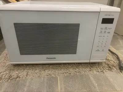 Panasonic 1.3 Cu. Ft. Countertop Microwave - NNSG656W Almost new, barely used.