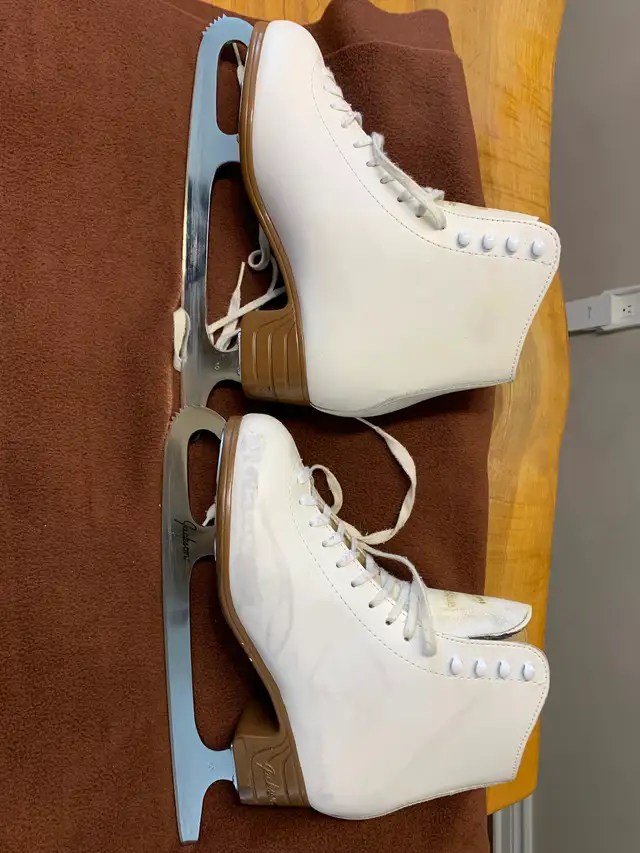 Women’s size 8.5 figure skates for sale in Skates & Blades in Ottawa - Image 2
