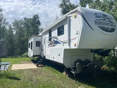 Well-maintained 2010 Heartland Bighorn 3610RE is a luxury four-season fifth wheel featuring four sli...