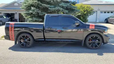 24" KMC SLIDE GLOSS BLACK KM651 (24 X 9.5 +18MM OFFSET). BOLT PATTERN FITS RAMS, DONT KNOW WHAT ELSE...