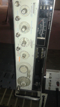 HP Hewlett Packard 215A Pulse Generator 100HZ TO 1MHZ ton of tes