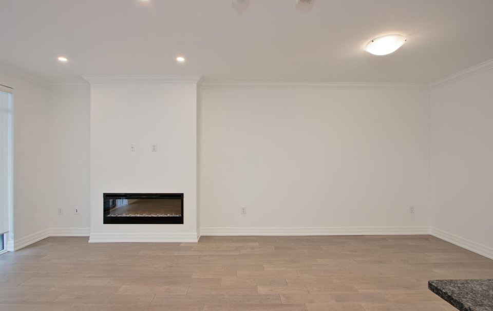 Luxury 2 Bedroom Condo w2 Parking Sunningdale 4