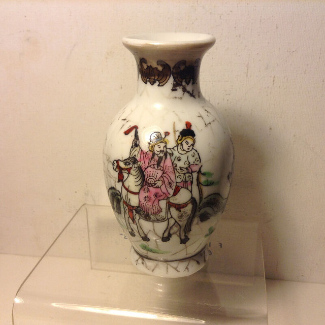 Antique Small Chinese Porcelain Vase Chenghua Nian Zhi (Chenghua in Arts & Collectibles in Vancouver