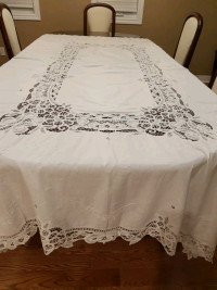 1 tablecloth 98 x 65" and 12 napkins 16x16"