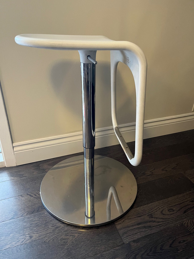 White bar stools *like new* for sale in Kitchen & Dining Wares in City of Toronto - Image 2