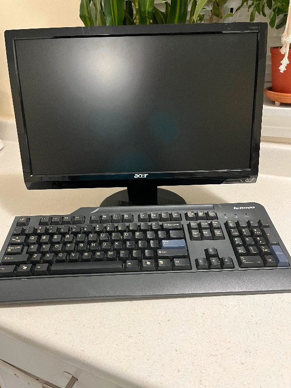 Keyboard and monitor in Monitors in City of Halifax - Image 3