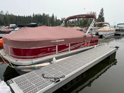 Enjoy the rest of summer with this comfortable and spacious 2014 Suntracker party barge tritoon. Per...