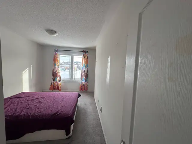 Large Room for rent in townhouse (Barrie - Mapleview & Essa)