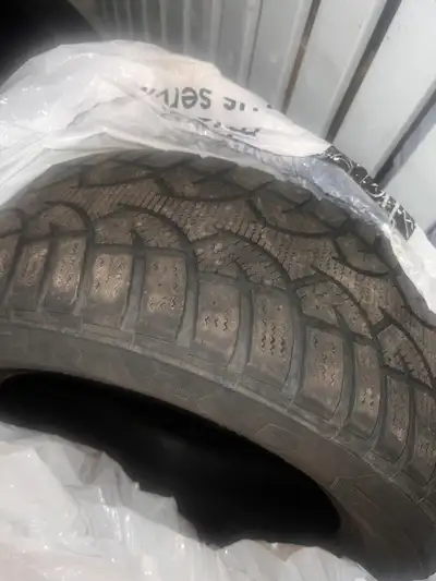 Petite Aubaine! J’ai acheté ma voiture avec 8 pneus d’hiver (je croyais qu’il s’agissait d’un ensemb...