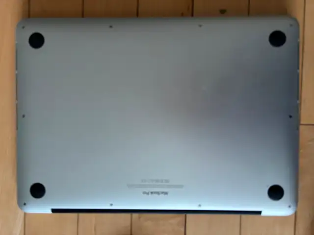 Apple MacBook Pro 13.3-inch 2016 in Laptops in City of Montréal - Image 3