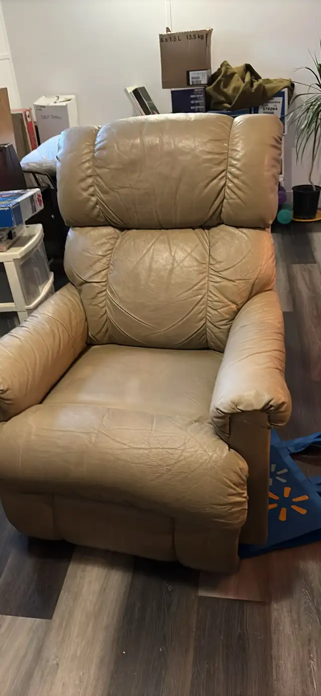 Beige leather lazyboy recliner in Chairs & Recliners in Penticton - Image 3