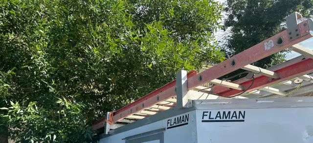 32' Fiberglass Extension Ladder in Ladders & Scaffolding in Saskatoon - Image 4