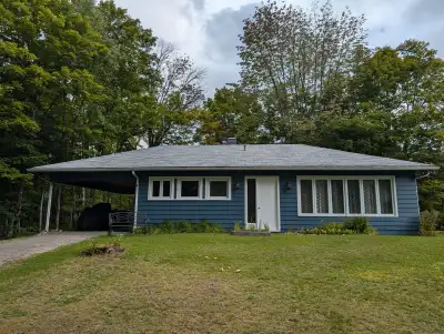 Chalet 4 saisons, meublé, à louer au Lac Rocher à Sainte-Mélanie dans Lanaudière, près des Chutes Mo...