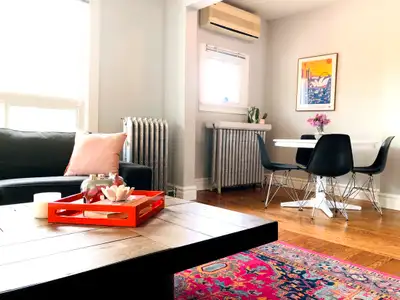 Trendy College St. West Bright & Spacious 4-Bedroom Apartment