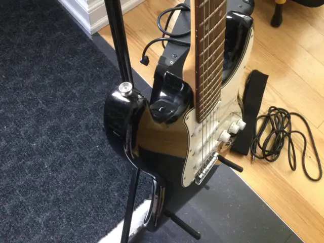 Academy electric guitar & Amplifier63013092711041121