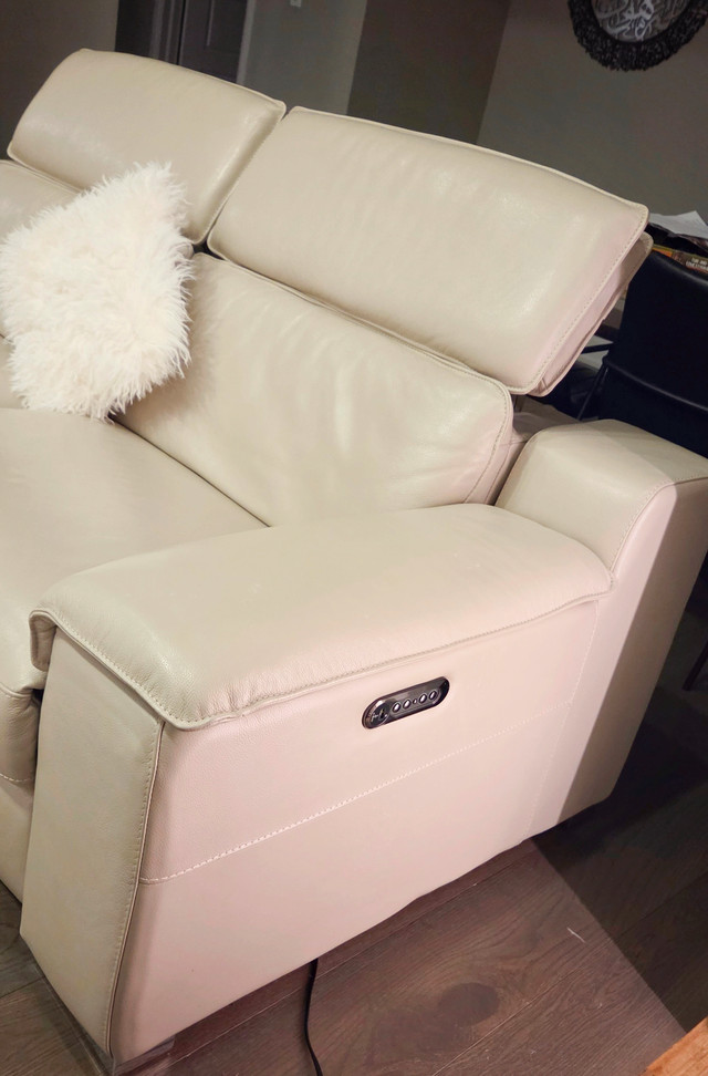 GREAT CONDITION Modern Leather Power Reclining Sofa BEIGE in Couches & Futons in Oakville / Halton Region - Image 3