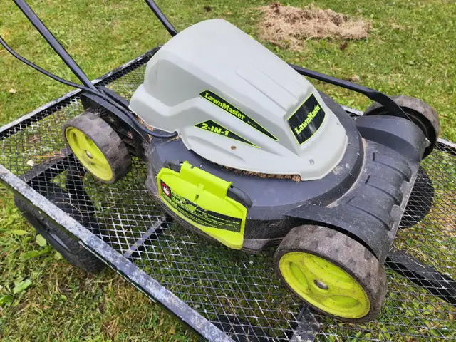 Lawn Master  Electric Corded Green Lawnmower 2 in 1 ME1018X in Lawnmowers & Leaf Blowers in Windsor Region - Image 2