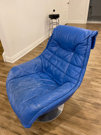 Accent swivel chair 