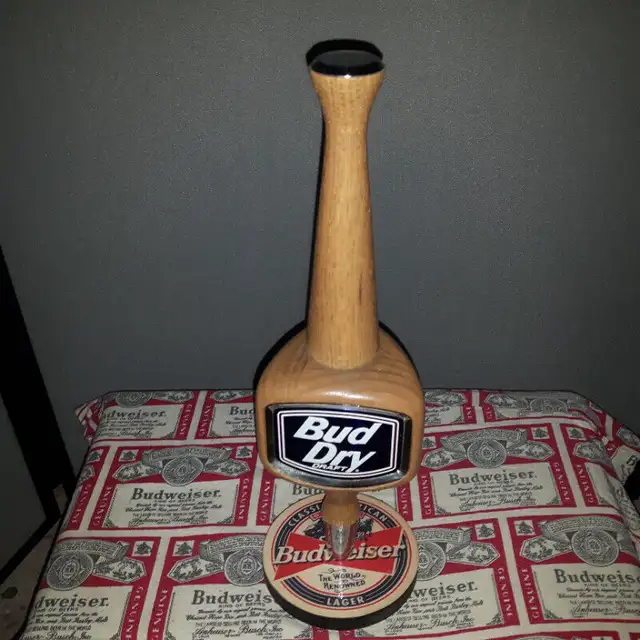 BUDWEISER BUD DRAFT DRY ITEM BT56 3 SIDED OAK BEER TAP HANDLE in Arts & Collectibles in Calgary - Image 2