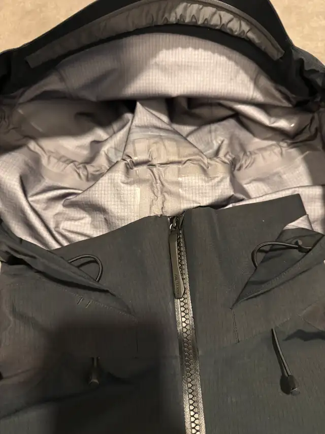 Arcteryx Beta AR Jacket Goretex - Size Small in Men's in Markham / York Region - Image 9