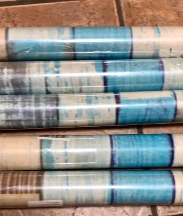 Vintage style peel & stick wallpaper rolls, 2 patterns in Home Décor & Accents in Hamilton - Image 5