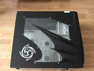Je donne vieille tour vide d'ordinateur ideal pour pratiquer ou monter un pc a l'ancienne, manque un...