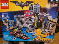 70909 and 70923 LEGO Batman Batcave Breakin, Bat Shuttle