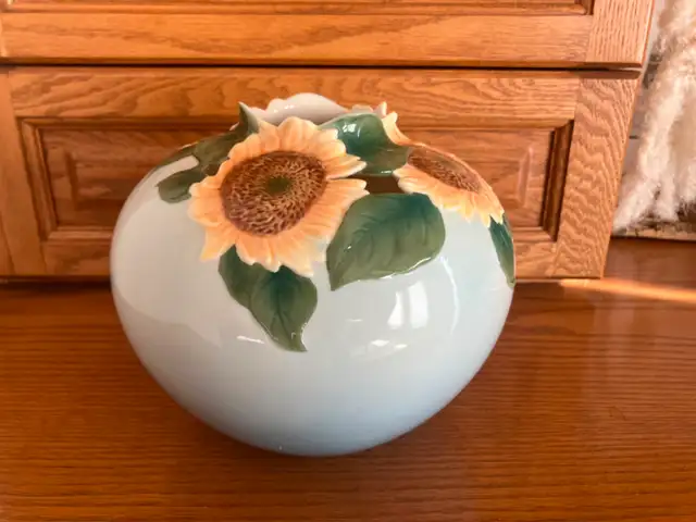 Franz China vase in Home Décor & Accents in Edmonton - Image 3