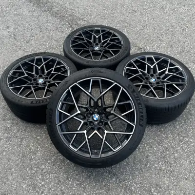 Style 813M 20" Staggered BMW M8 Competition Original (2023) Bi-Color Gloss Black Rims with TPMS and...