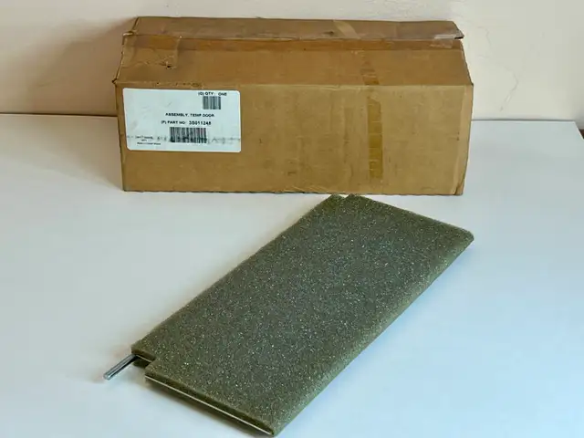 *NEW* PACCAR Temperature Door Assembly Part #: 3S011248 in Other in Belleville - Image 3