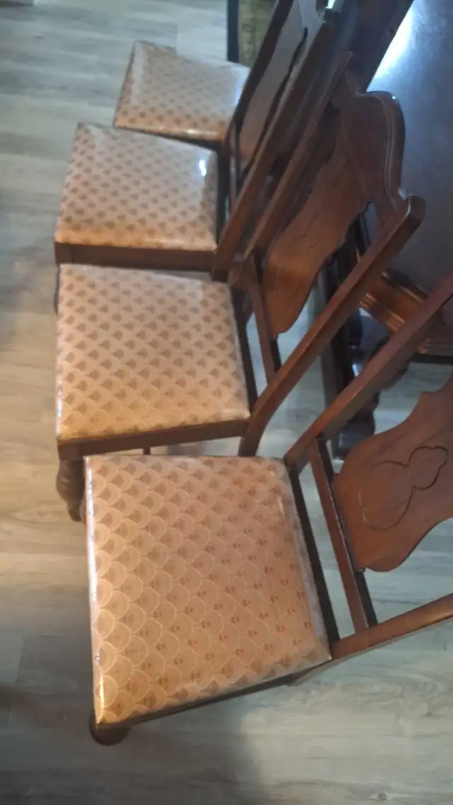 Real wood dining table set with 5 chairs in Dining Tables & Sets in Mississauga / Peel Region - Image 6