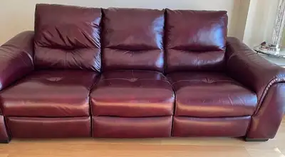 Sofa en cuir véritable de qualité très confortable Couleur: bourgogne Marque: HTL Inclinaison électr...