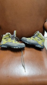 Premium kids hiking boots size UE 37 / youth size 5 worn twice 