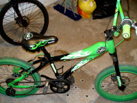 Vélo vert UNIQUE (moitié bicycle normal et BMX)