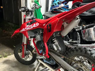 Get ready to rev up your little one's engines with this fantastic 2023 GasGas MC 50, a powerhouse of...