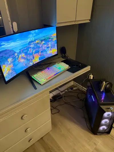 Pc setup for sale make me an offer $2000 obo Came originally as a pre built, but changed the motherb...