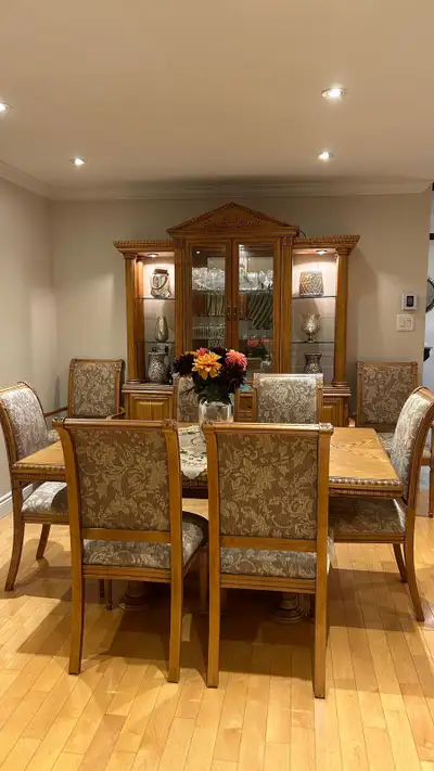 Gorgeous solid wood dining set in excellent condition. Includes a large rectangular table, 8 sturdy...