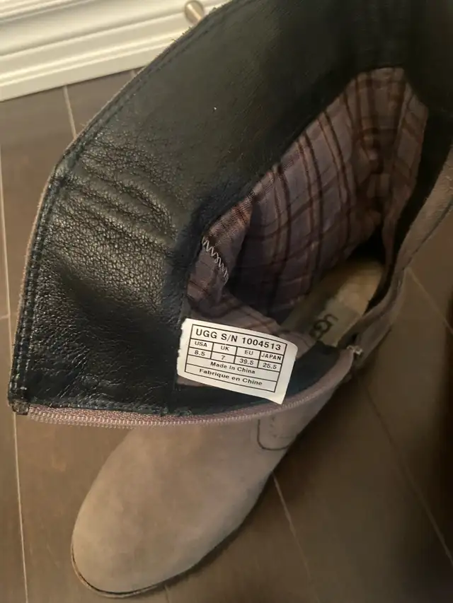 UGG Women's Boots size 8.5 in Women's - Shoes in Markham / York Region - Image 4