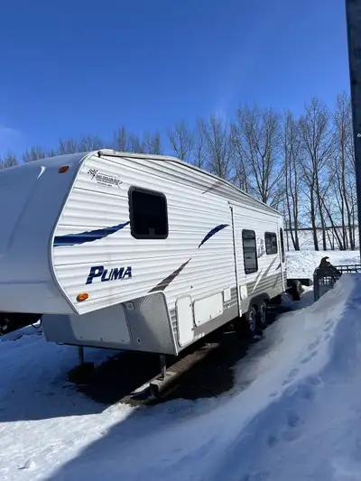 2007 Puma 5th wheel 27.5 foot. Owned this unit since new. laminate flooring thru out Super slide out...