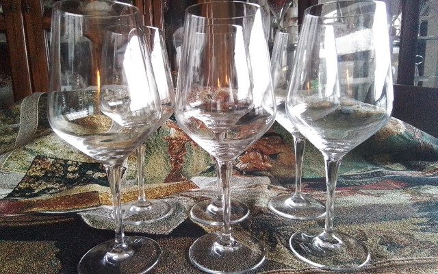 LONG STEM WINE GLASSES WITH BLACK FUSION SWIRL in Arts & Collectibles in City of Toronto - Image 4