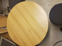 New round table with poufs/Table avec pouffes