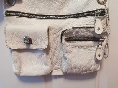 Check out this stylish ROOTS Canada white messenger bag! It's made of genuine leather and features m...