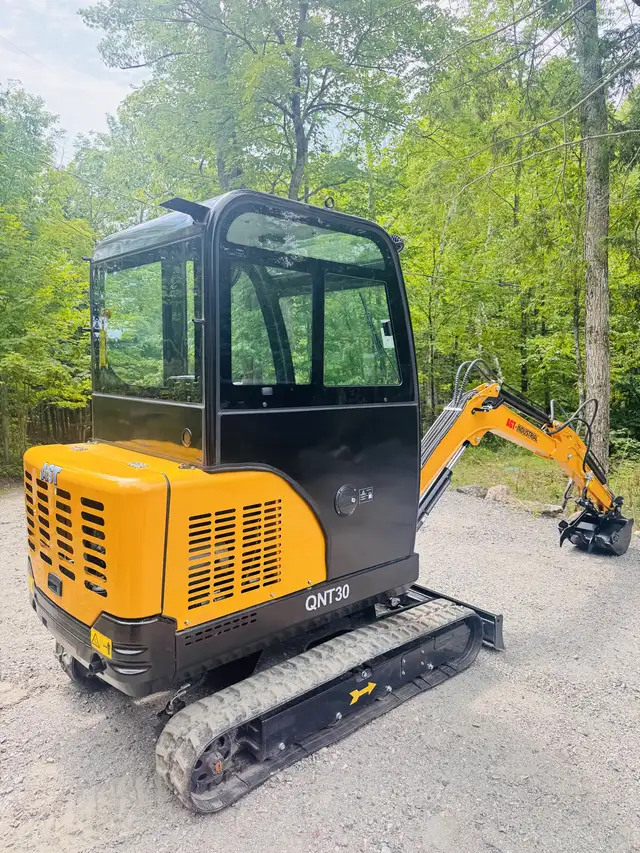 AGT  Kubota 25 hp D902 Diesel Professional Mini Excavator in Other in Muskoka - Image 5